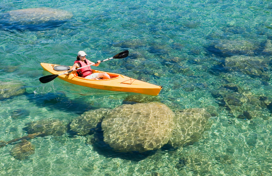 Grupo de kayakistas remando en kayak de mar durante una salida guiada